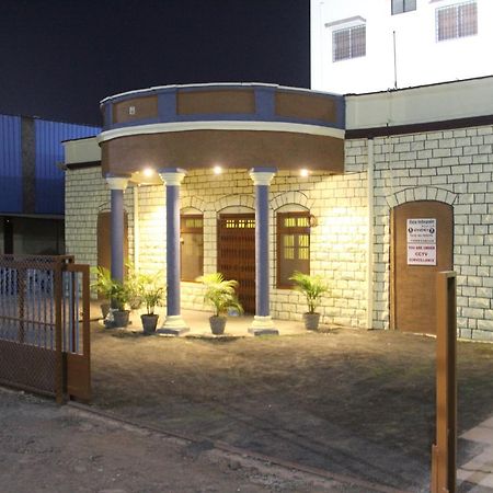 Yuvraj Lodge Osmanabad エクステリア 写真