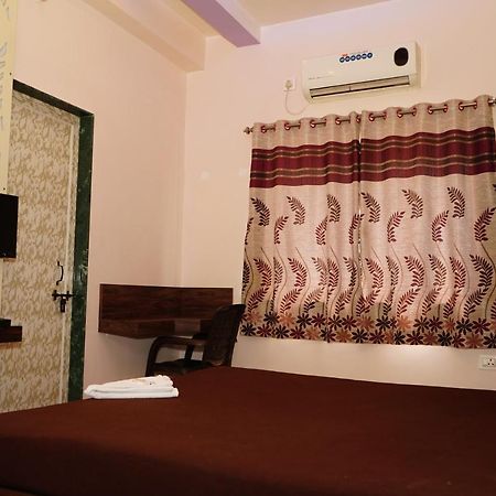Yuvraj Lodge Osmanabad エクステリア 写真