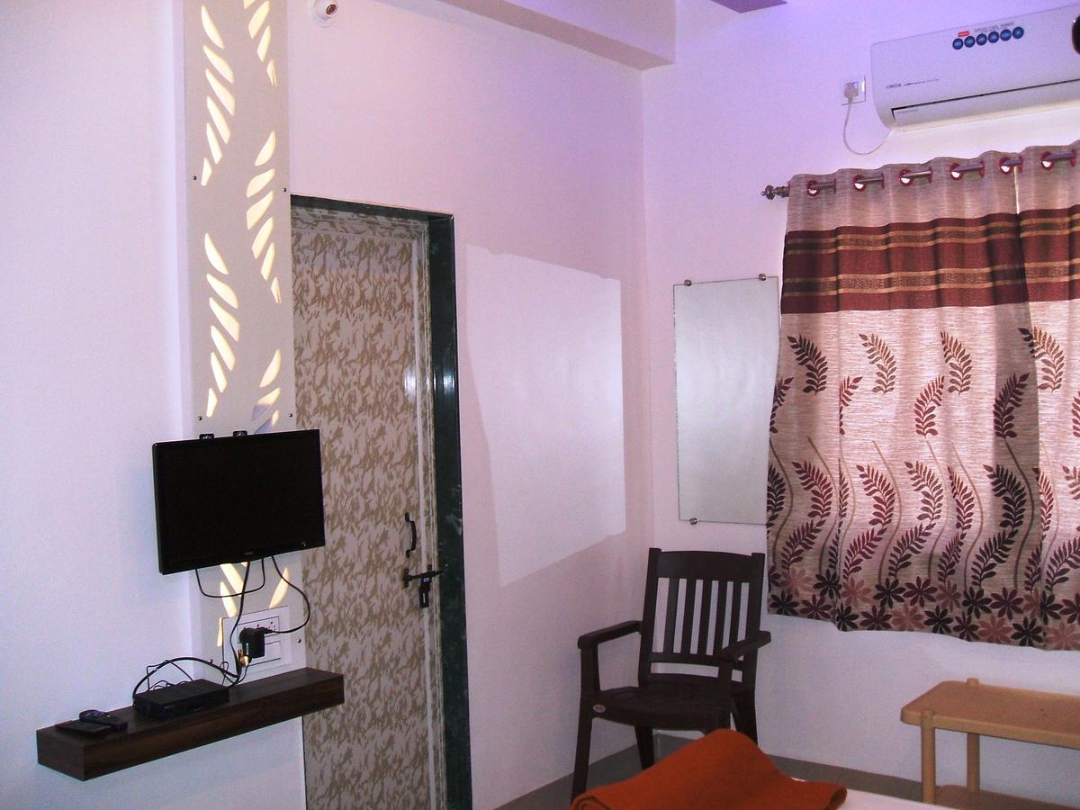 Yuvraj Lodge Osmanabad エクステリア 写真