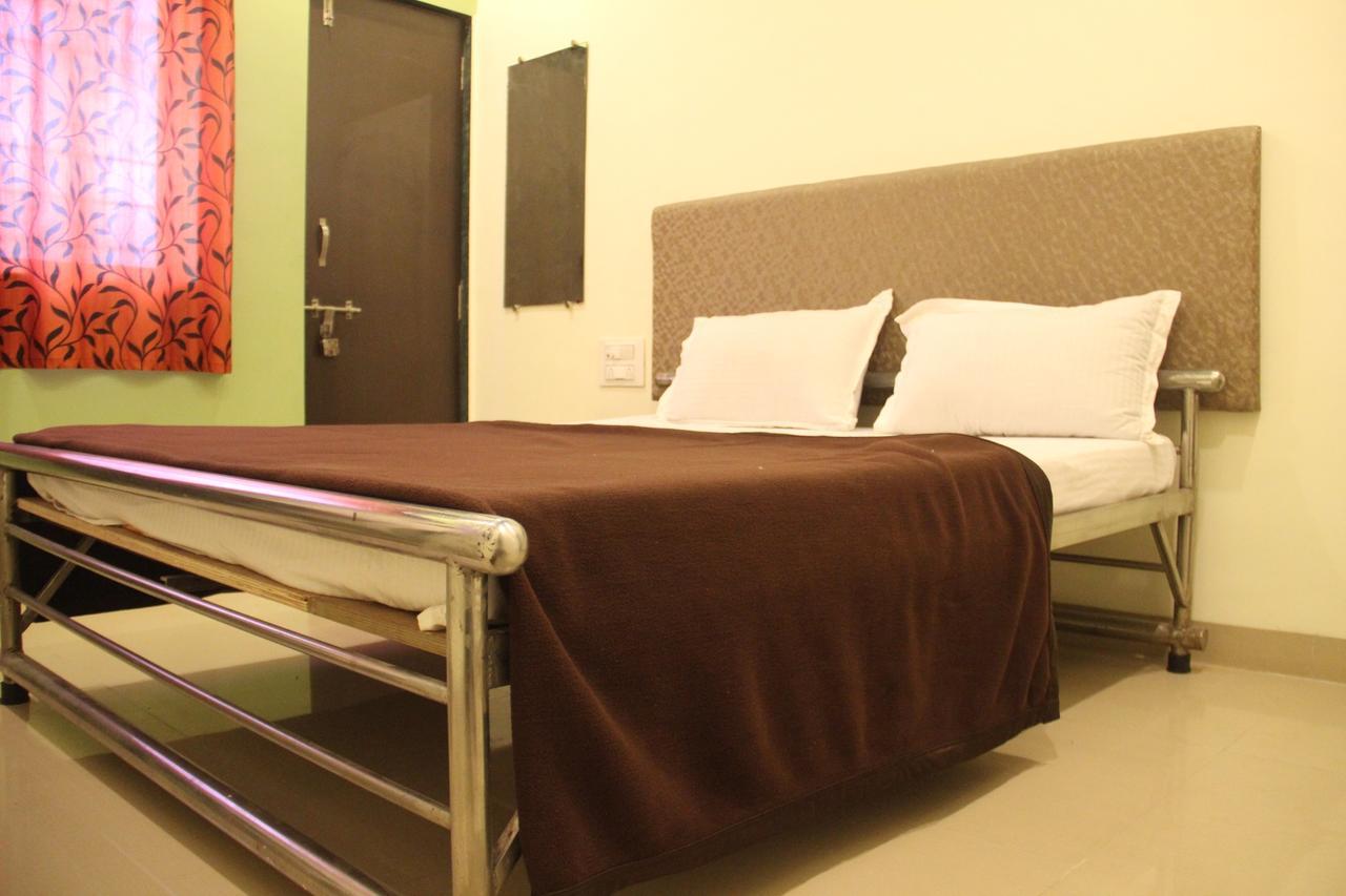 Yuvraj Lodge Osmanabad エクステリア 写真