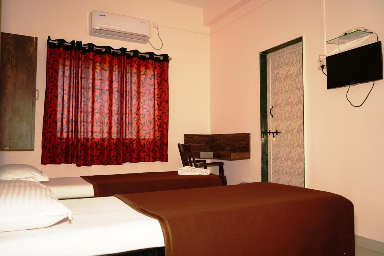 Yuvraj Lodge Osmanabad エクステリア 写真