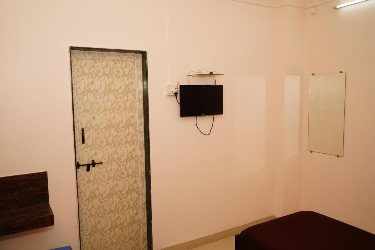 Yuvraj Lodge Osmanabad エクステリア 写真